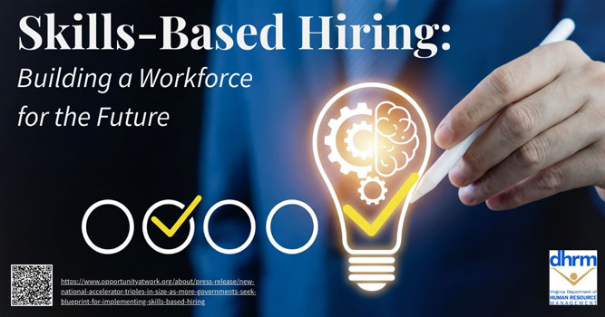 Người đàn ông kinh doanh đánh dấu kiểm đằng sau bóng đèn