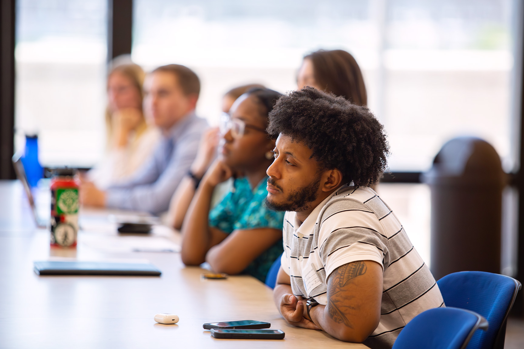 Một nhóm người đang ngồi ở một cái bàn