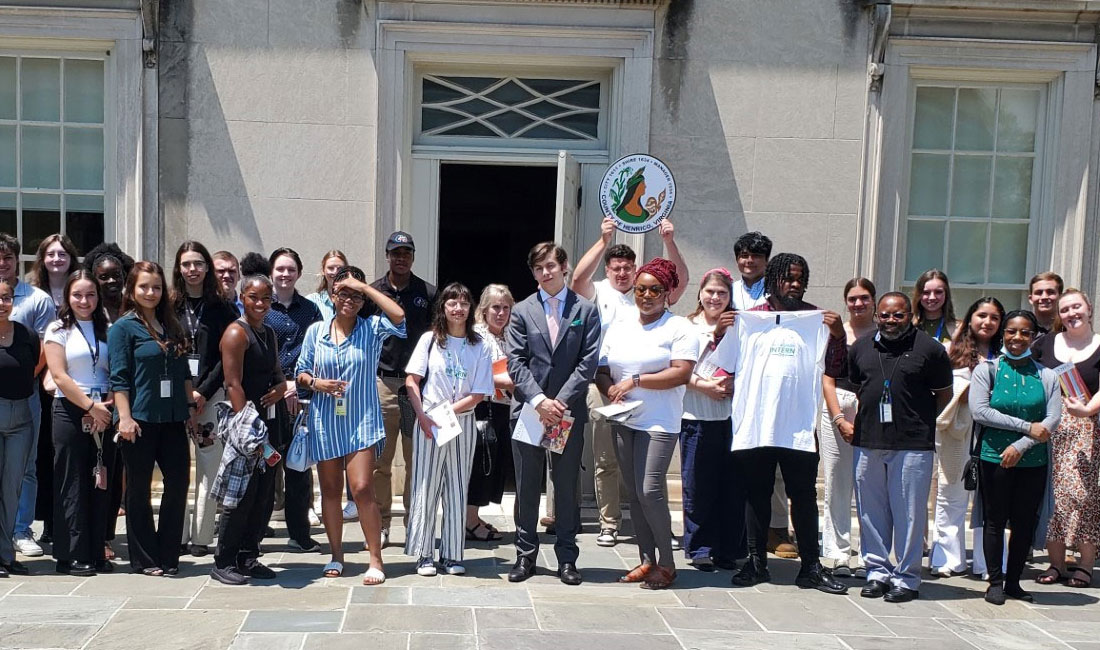 Một nhóm người đang đứng trước tòa nhà