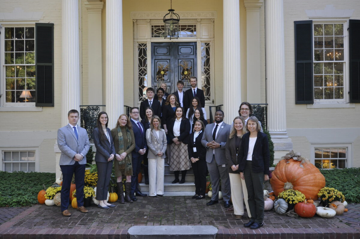 nhóm người trước tòa nhà